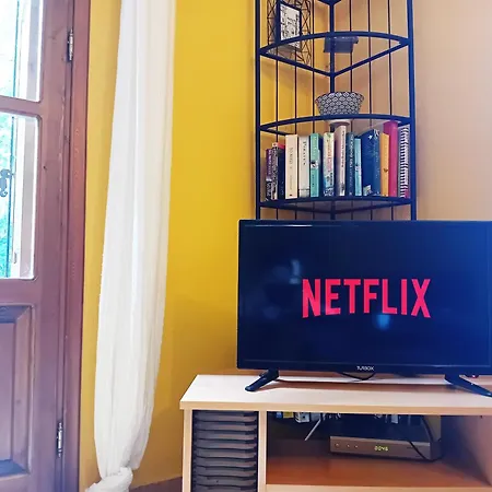 Serene House,Beautiful Garden In Old Town Semesterbostad *