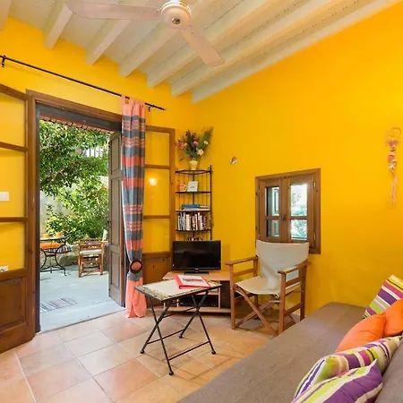 Serene House,Beautiful Garden In Old Town Semesterbostad