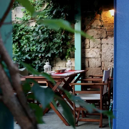 Semesterbostad Serene House,Beautiful Garden In Old Town *