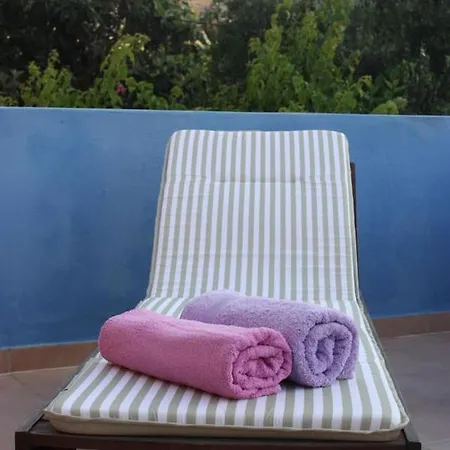 Serene House,Beautiful Garden In Old Town Semesterbostad *