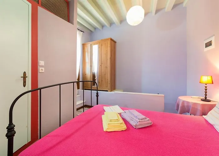 Case de vacanță Serene House,beautiful Garden In Old Town