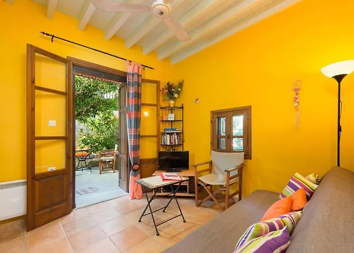 Serene House,beautiful Garden In Old Town Case de vacanță