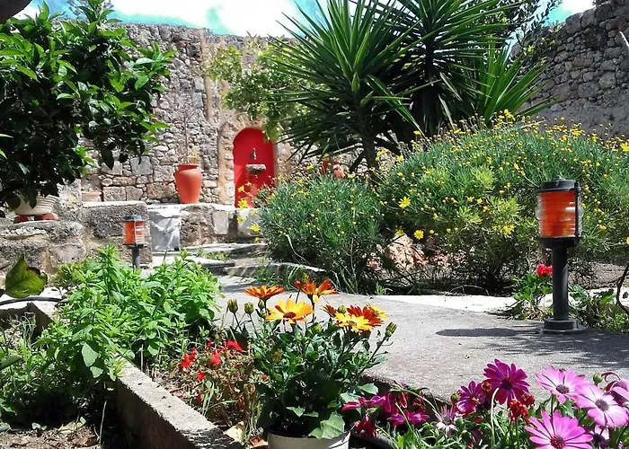 Дом отдыха Serene House,beautiful Garden In Old Town *